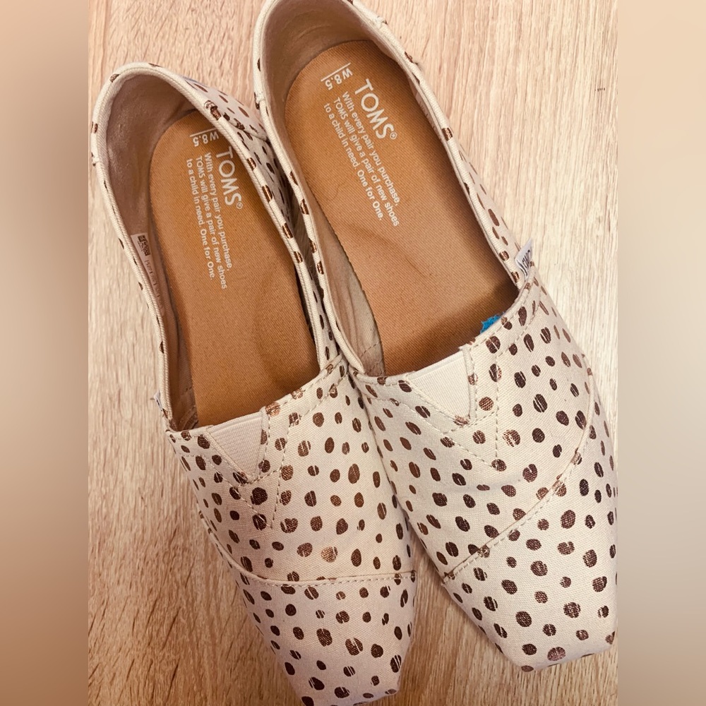 EUC Toms natural and rose gold polka dots Size 8.5W